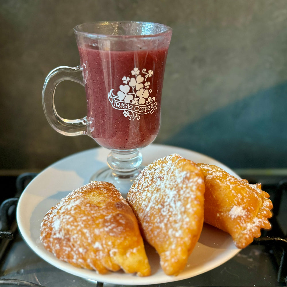 
                      
                        Api Morado mit Käse-Empanadas
                      
                    