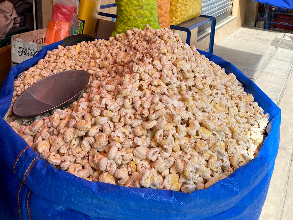 Pasankalla in einem großen Sack in Copacabana in Bolivien